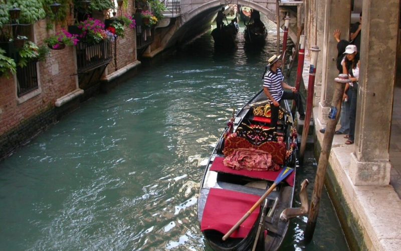 Serenata-gondola-Venezia-imbarco-tour-foto-VV-1024x654