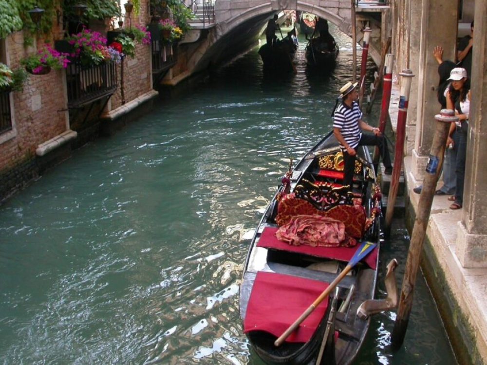 Serenata-gondola-Venezia-imbarco-tour-foto-VV-1024x654