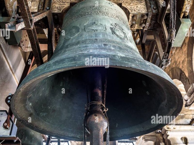 campanile-di-san-marco-venezia-italia-antiche-grandi-campane-all-interno-del-campanile-vista-ravvicinata-della-vecchia-campana-in-bronzo-o-rame-sul-rimorchio-2brf3b5