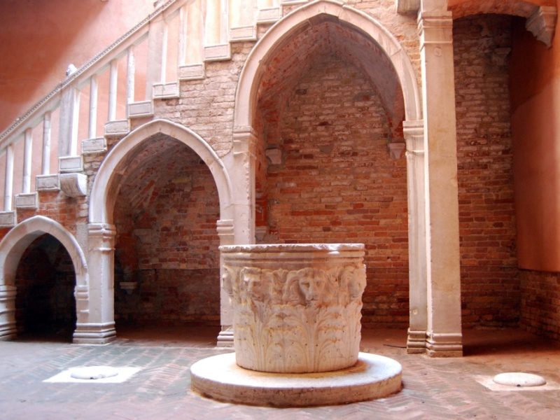 cortile-palazzo-centani